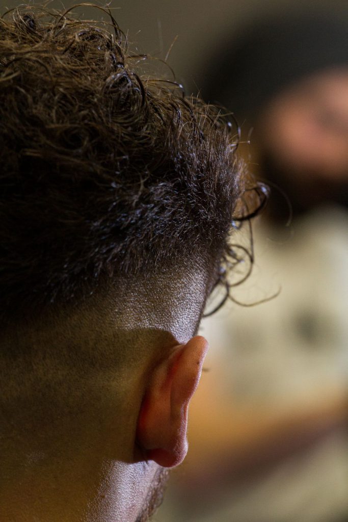 Détail de cheveux courts et bouclés
