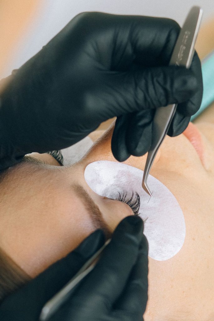 Pose précise d’extensions de cils à la pince